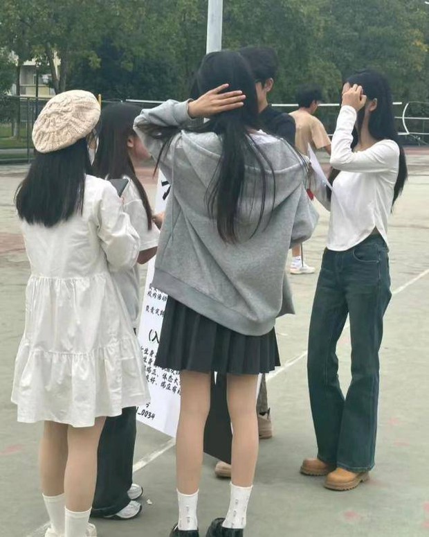 Bức ảnh chụp trộm trong trường ĐH bất ngờ viral khắp mạng: Khi bóng lưng của một người cũng tiết lộ gia cảnh - Ảnh 2.