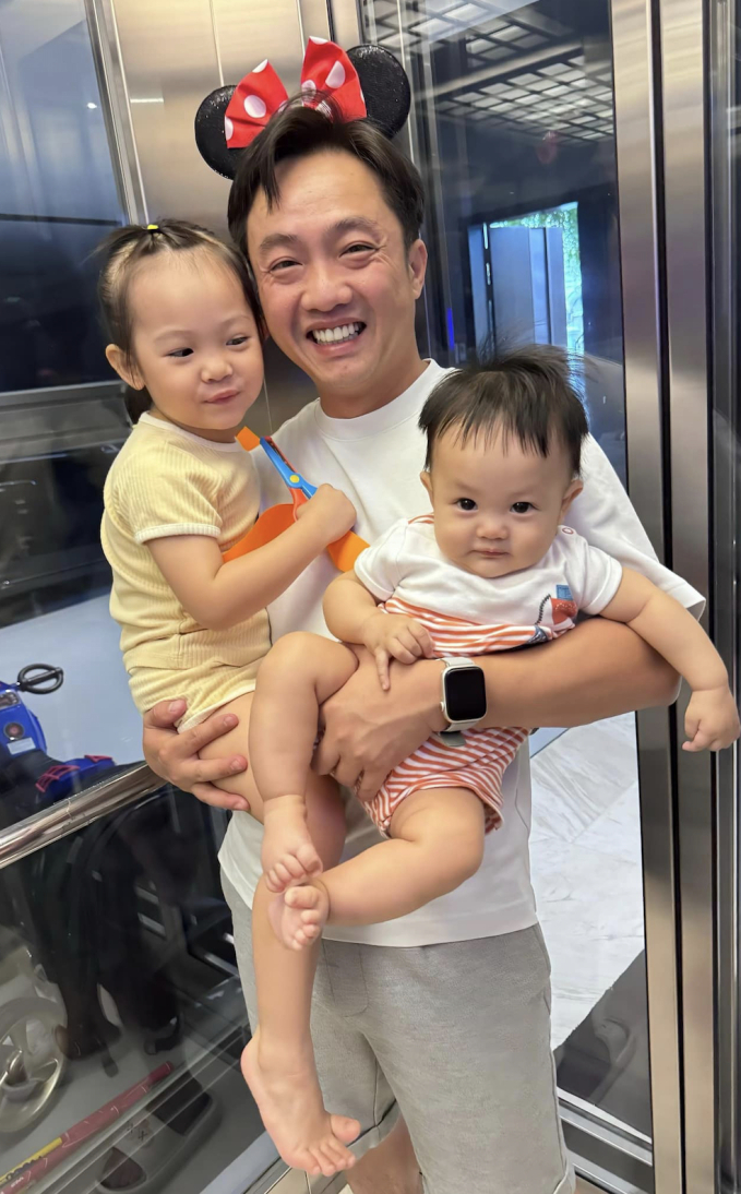 Lần đầu đi họp phụ huynh cho con gái, vợ chồng Cường Đô La nghe cô giáo nói gì mà cưới không ngớt? - Ảnh 3.