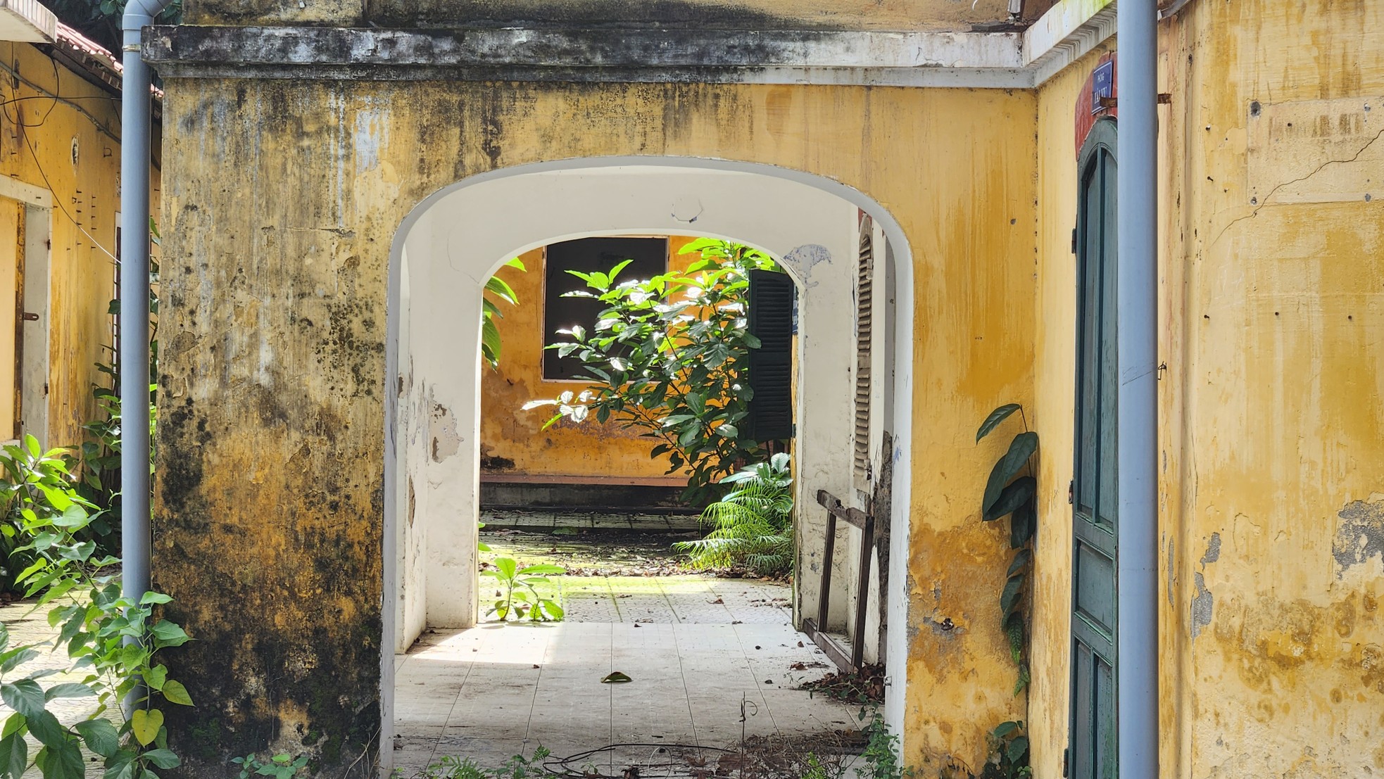 Mời thần đèn dời biệt thự Pháp cổ tại Huế: Hơn 1 năm vẫn ‘án binh bất động’ - Ảnh 10. Mời thần đèn dời biệt thự Pháp cổ tại Huế: Hơn 1 năm vẫn ‘án binh bất động’ - Ảnh 10.