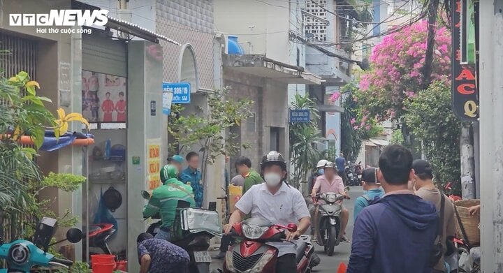 TP.HCM: Nhân chứng kể giây phút lửa bùng lên trong căn nhà khiến 2 người tử vong - Ảnh 2. TP.HCM: Nhân chứng kể giây phút lửa bùng lên trong căn nhà khiến 2 người tử vong - Ảnh 2.