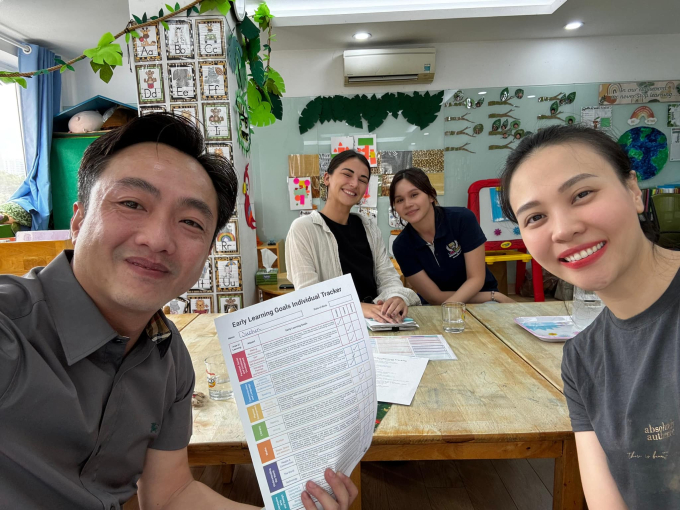 Lần đầu đi họp phụ huynh cho con gái, vợ chồng Cường Đô La nghe cô giáo nói gì mà cưới không ngớt? - Ảnh 1.