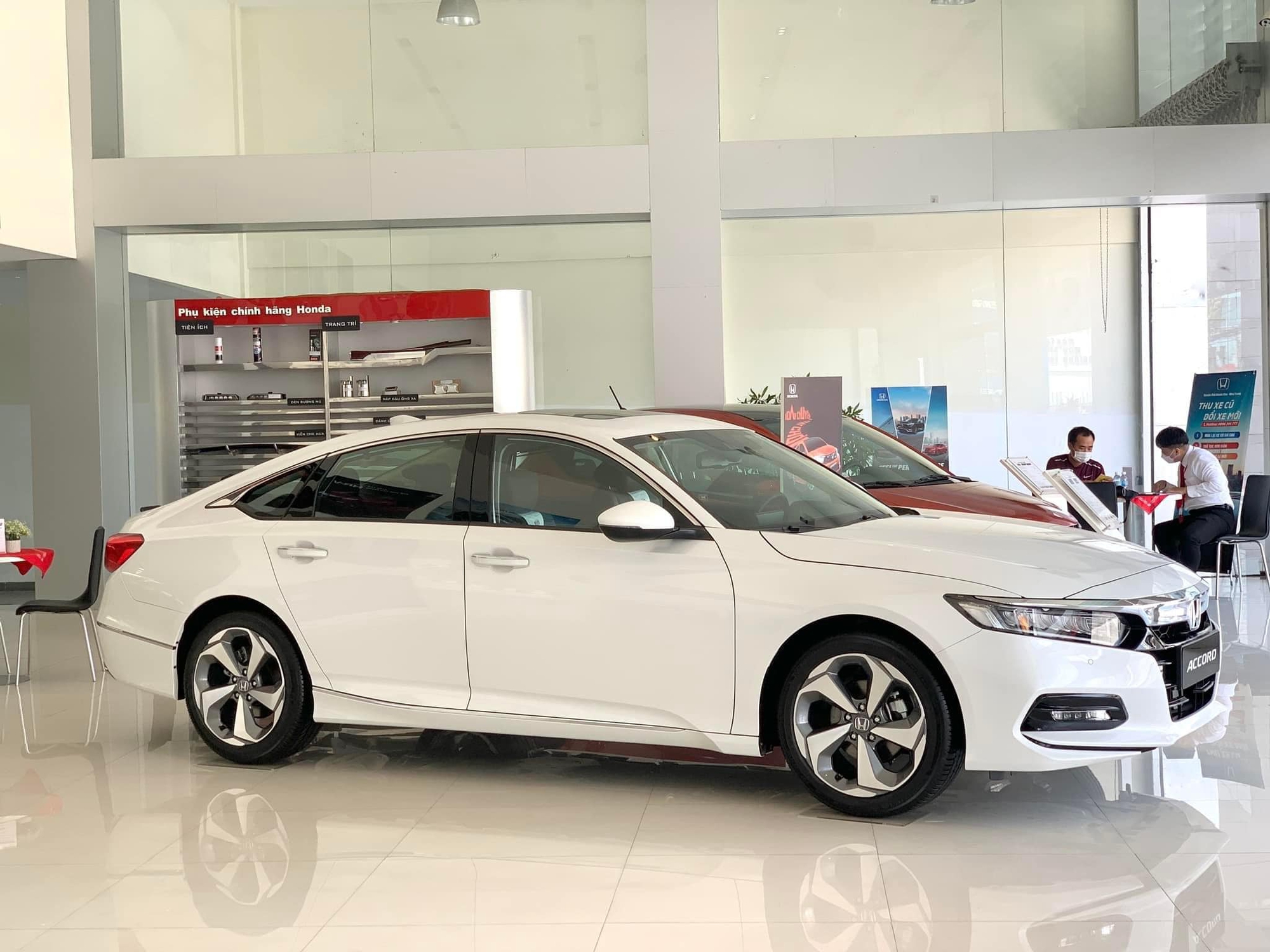 Honda Accord giảm kỷ lục 220 triệu: Liên tục tạo đáy mới để tìm khách, giá ngang Camry bản base - Ảnh 3.