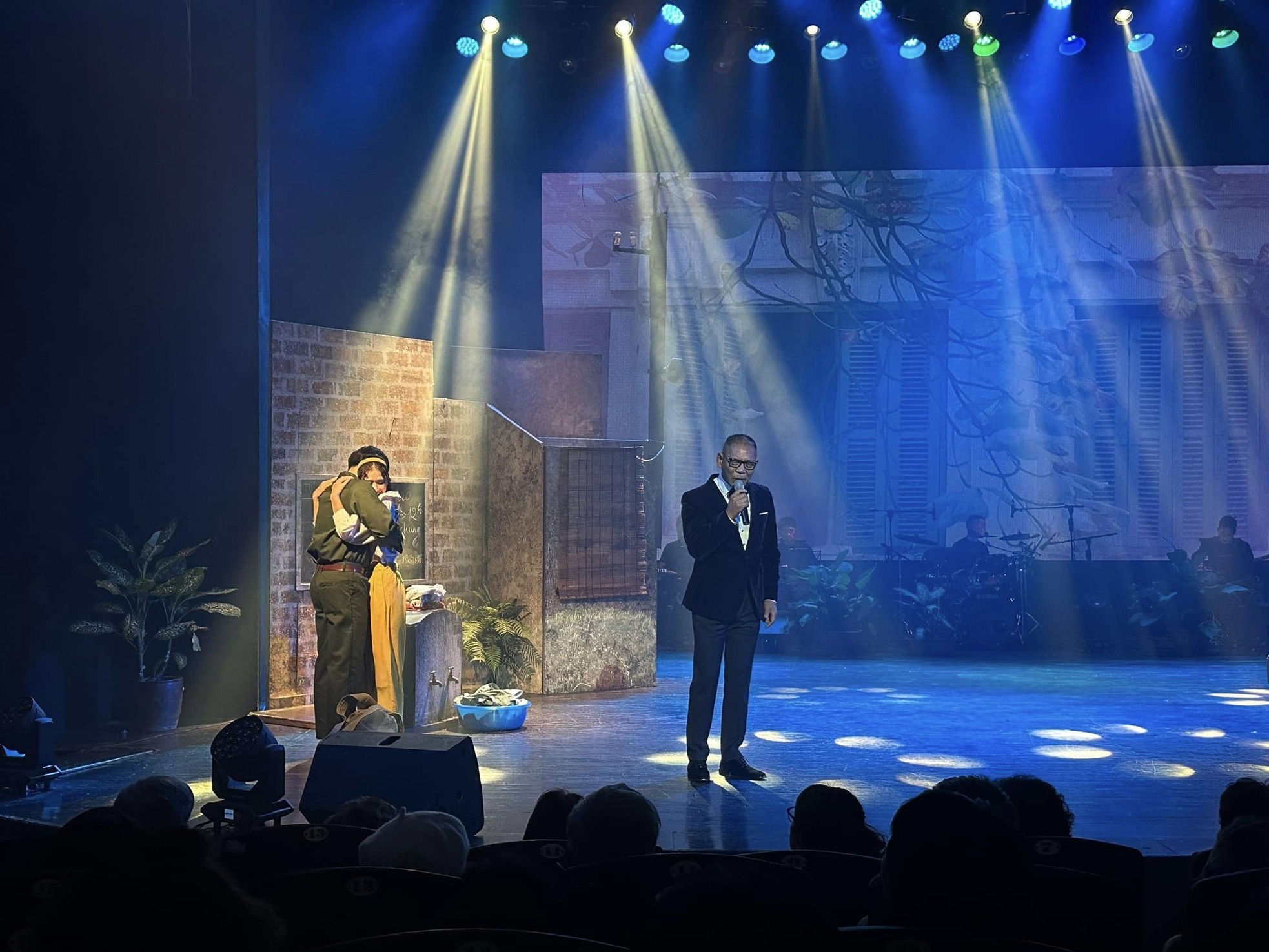 Từ công nhân trở thành quý ông hát, được phong NSND - Ảnh 1.