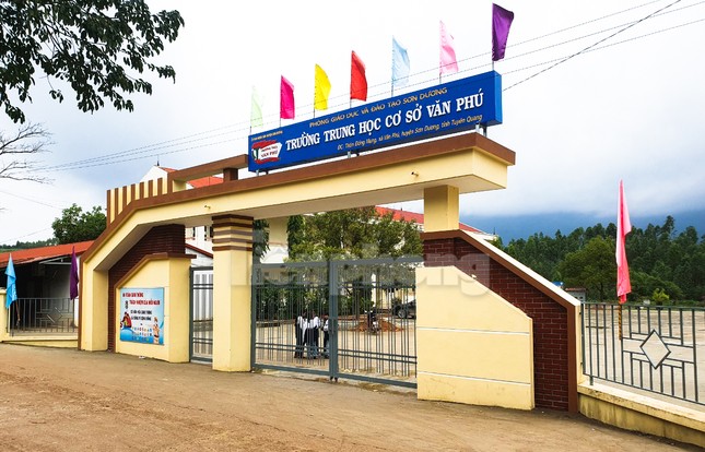 Vụ cô giáo Tuyên Quang bị nhóm học sinh xúc phạm: Công an đến trường làm việc - Ảnh 1.