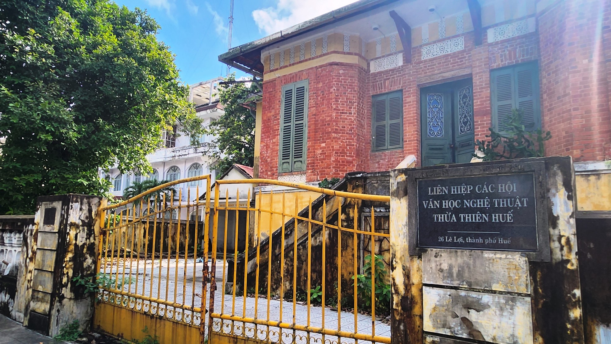 Mời thần đèn dời biệt thự Pháp cổ tại Huế: Hơn 1 năm vẫn ‘án binh bất động’ - Ảnh 7. Mời thần đèn dời biệt thự Pháp cổ tại Huế: Hơn 1 năm vẫn ‘án binh bất động’ - Ảnh 7.