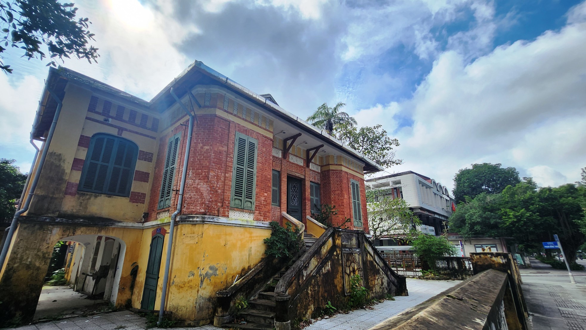 Mời thần đèn dời biệt thự Pháp cổ tại Huế: Hơn 1 năm vẫn ‘án binh bất động’ - Ảnh 5. Mời thần đèn dời biệt thự Pháp cổ tại Huế: Hơn 1 năm vẫn ‘án binh bất động’ - Ảnh 5.