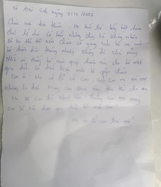 Bé 2 tháng tuổi bị bỏ rơi ở Quảng Nam với lá thư nhắn mẹ sợ con đói khóc lắm - Ảnh 1.