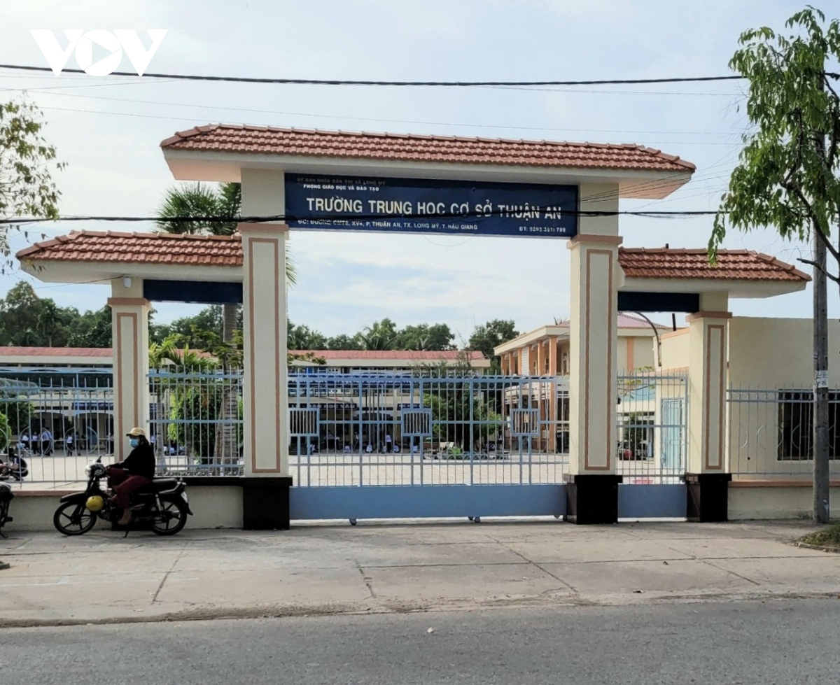 Nam sinh lớp 7 nhảy lầu, nghi do bị bạn trong lớp chọc ghẹo - Ảnh 1. Nam sinh lớp 7 nhảy lầu, nghi do bị bạn trong lớp chọc ghẹo - Ảnh 1.