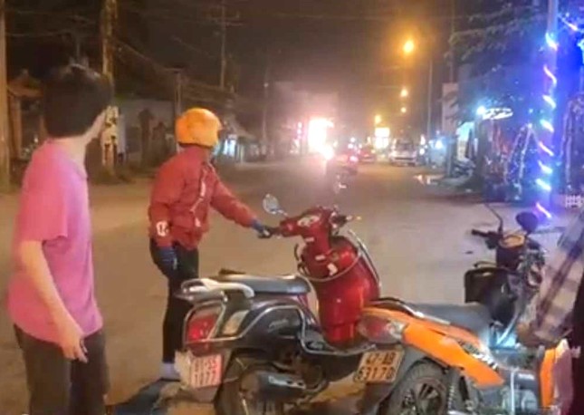 Nhớt đổ hơn 5km trên đường, hàng chục người đi xe máy bị ngã - Ảnh 3.