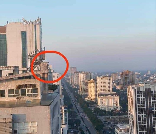 VIDEO: Nghẹt thở giải cứu cô gái trẻ đứng trên nóc chung cư 27 tầng - Ảnh 1.