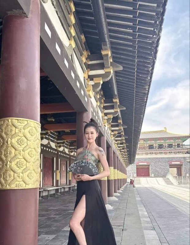Xôn xao vụ nữ blogger Trung Quốc mặc đồ bó sát tập yoga tại di tích lịch sử, dân mạng: Động tác đẹp đến mấy cũng thành sai! - Ảnh 4.