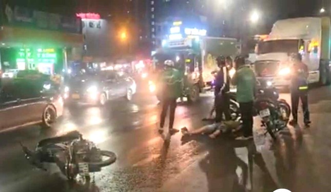 Nhớt đổ hơn 5km trên đường, hàng chục người đi xe máy bị ngã - Ảnh 1.