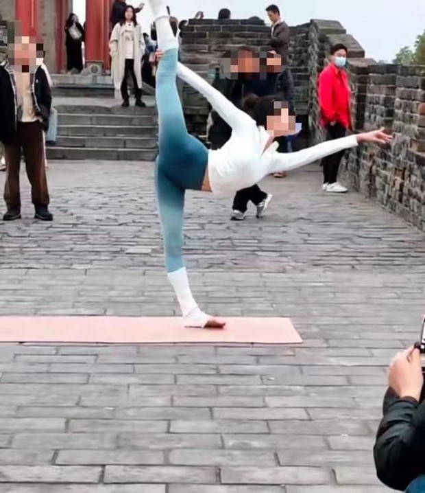 Xôn xao vụ nữ blogger Trung Quốc mặc đồ bó sát tập yoga tại di tích lịch sử, dân mạng: Động tác đẹp đến mấy cũng thành sai! - Ảnh 1.