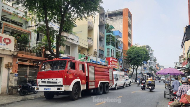 Người đàn ông nghi ngáo đá phóng hỏa đốt nhà ở TPHCM - Ảnh 4.