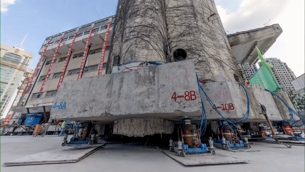 Công nghệ đáng kinh ngạc của các “pháp sư Trung Hoa”: Khiến tòa nhà nặng 7.000 tấn tự “đi bộ” sang chỗ mới - Ảnh 1.
