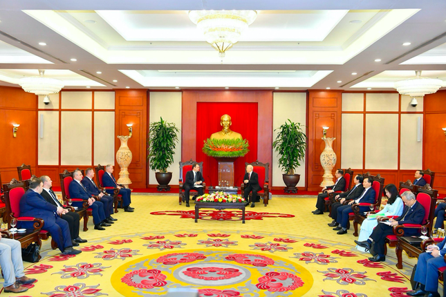 Tổng Bí thư Nguyễn Phú Trọng tặng Thủ tướng Belarus sách về ngoại giao cây tre - Ảnh 3.