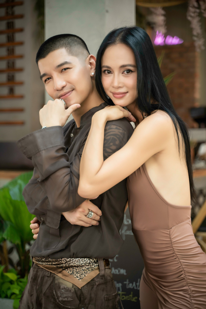 Cường Seven đăng ký kết hôn với Vũ Ngọc Anh sau 4 tháng cưới, thái độ khi đứng cạnh nóc nhà gây chú ý - Ảnh 4.