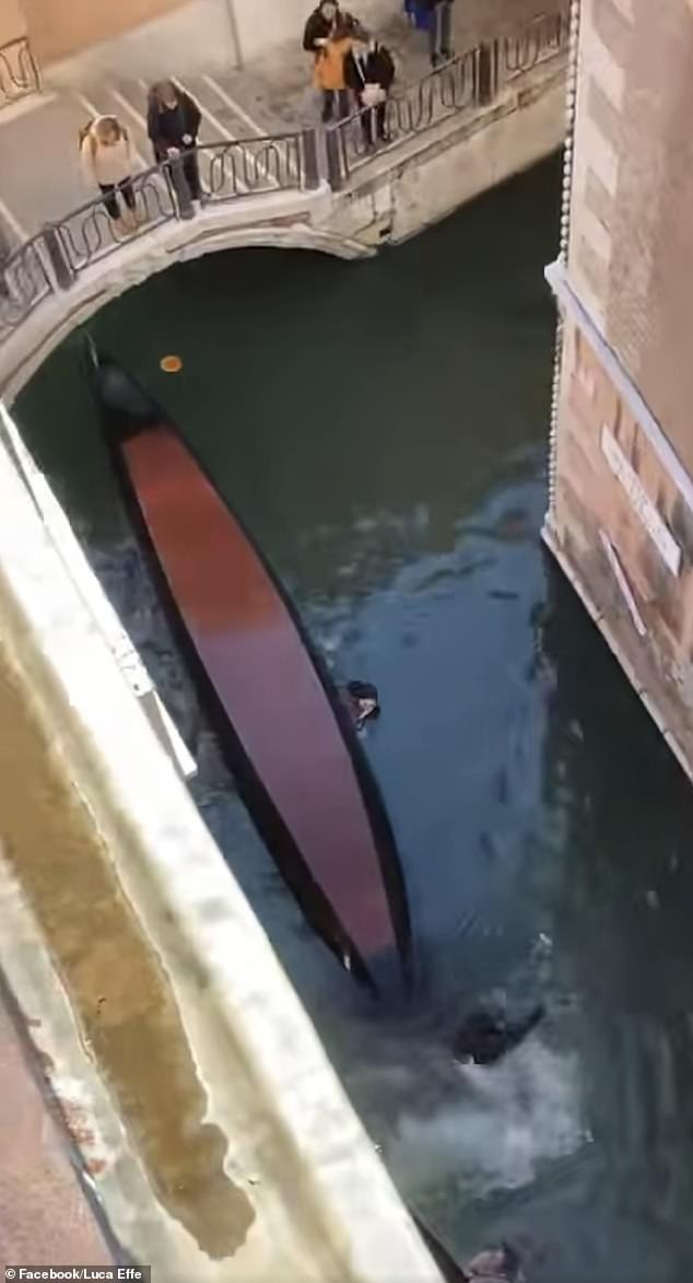 Phớt lờ cảnh báo ngừng chụp ảnh selfie khi đi thuyền ở Venice, nhóm du khách lĩnh hậu quả thê thảm, video ghi lại cảnh tượng gây sốc - Ảnh 5.
