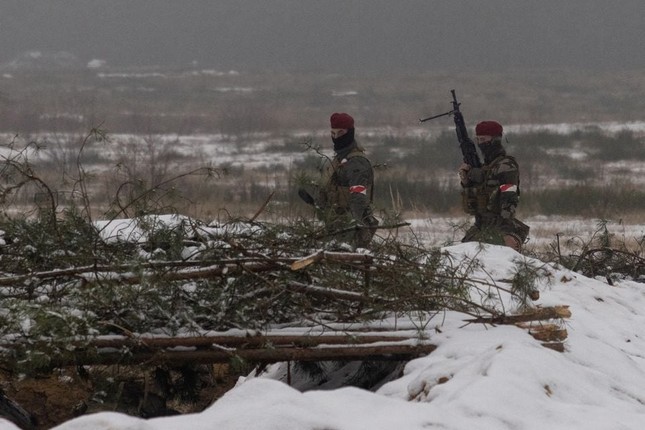 Binh sĩ Ukraine đến Ba Lan học chiến đấu trong mùa đông - Ảnh 5.