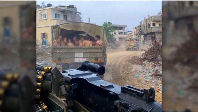 Bức ảnh quân đội Israel bắt một loạt người bị lột đồ ở Dải Gaza gây phản ứng mạnh - Ảnh 2.