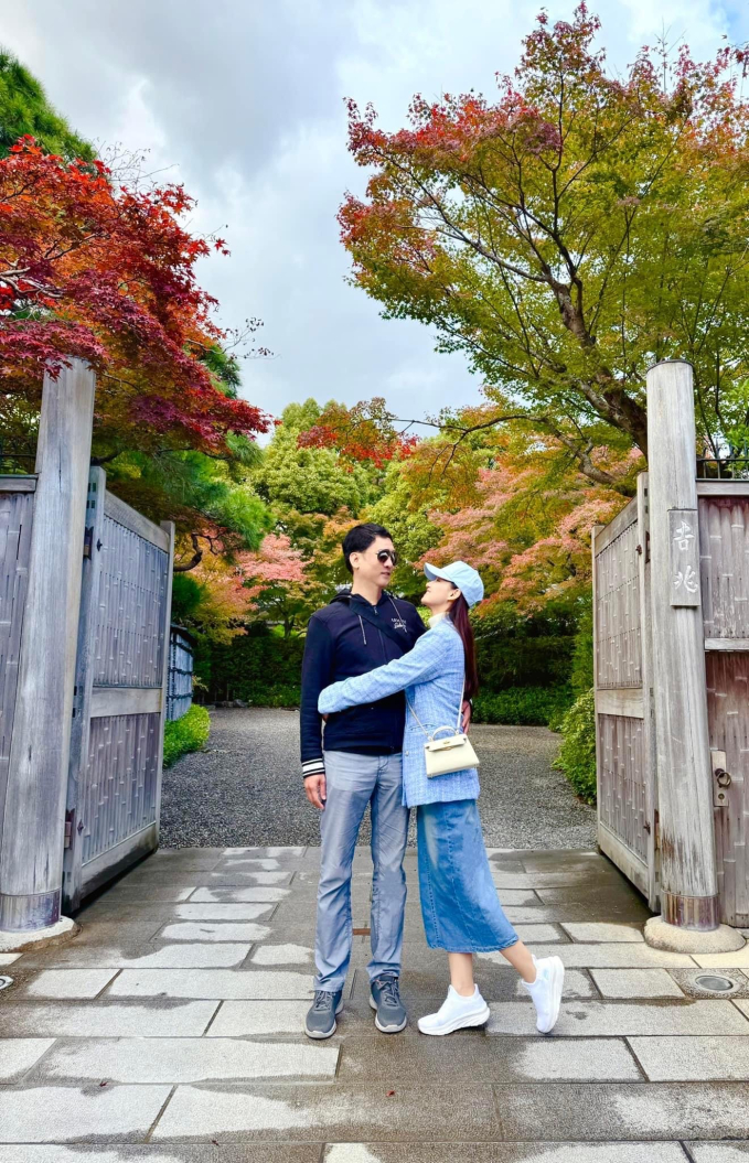 Sao nữ Vbiz khoe ảnh bên chồng đại gia hơn 12 tuổi, flex căn biệt thự triệu đô được trang hoàng Noel - Ảnh 9.