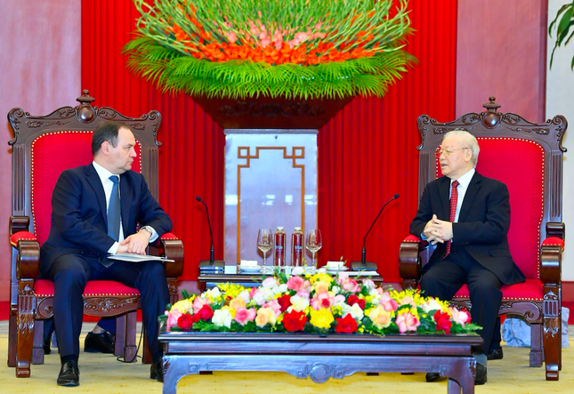 Tổng Bí thư Nguyễn Phú Trọng tặng Thủ tướng Belarus sách về ngoại giao cây tre - Ảnh 2.