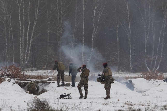Binh sĩ Ukraine đến Ba Lan học chiến đấu trong mùa đông - Ảnh 4.