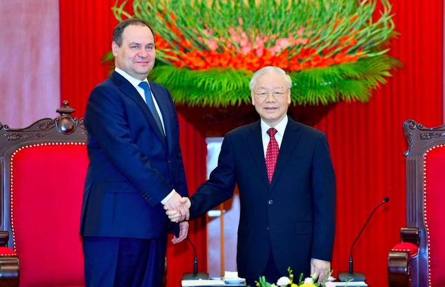 Tổng Bí thư Nguyễn Phú Trọng tặng Thủ tướng Belarus sách về ngoại giao cây tre - Ảnh 1.