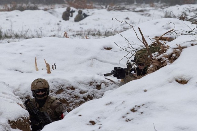 Binh sĩ Ukraine đến Ba Lan học chiến đấu trong mùa đông - Ảnh 3.