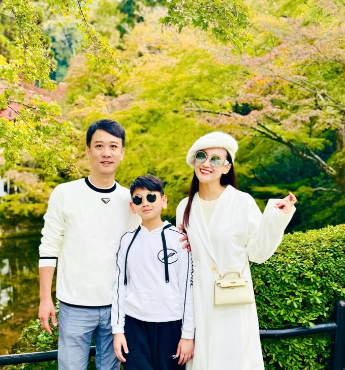 Sao nữ Vbiz khoe ảnh bên chồng đại gia hơn 12 tuổi, flex căn biệt thự triệu đô được trang hoàng Noel - Ảnh 7.