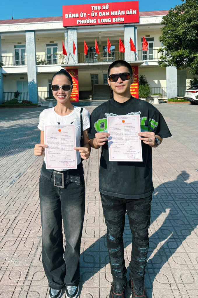 Cường Seven đăng ký kết hôn với Vũ Ngọc Anh sau 4 tháng cưới, thái độ khi đứng cạnh nóc nhà gây chú ý - Ảnh 1.