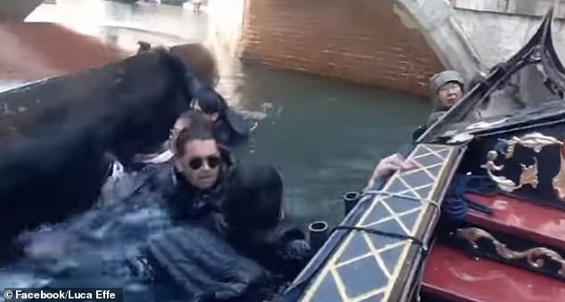 Phớt lờ cảnh báo ngừng chụp ảnh selfie khi đi thuyền ở Venice, nhóm du khách lĩnh hậu quả thê thảm, video ghi lại cảnh tượng gây sốc - Ảnh 2.