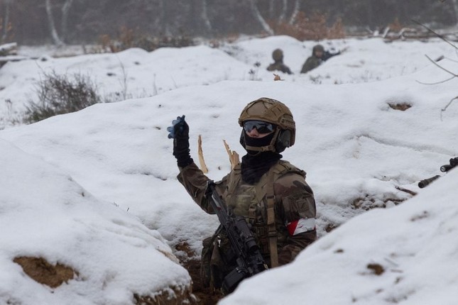 Binh sĩ Ukraine đến Ba Lan học chiến đấu trong mùa đông - Ảnh 2.