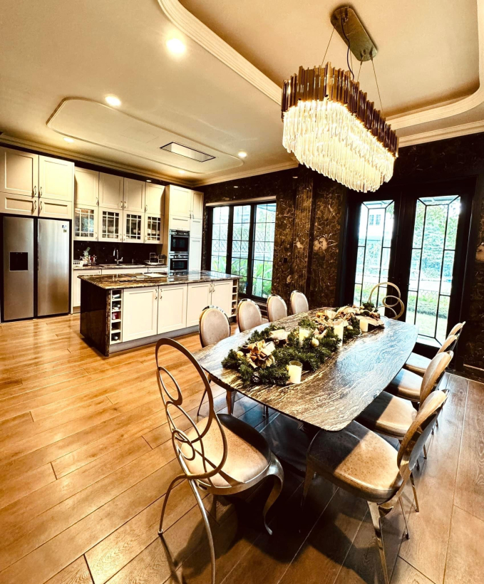 Sao nữ Vbiz khoe ảnh bên chồng đại gia hơn 12 tuổi, flex căn biệt thự triệu đô được trang hoàng Noel - Ảnh 6.