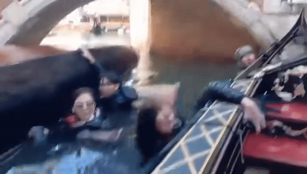 Phớt lờ cảnh báo ngừng chụp ảnh selfie khi đi thuyền ở Venice, nhóm du khách lĩnh hậu quả thê thảm, video ghi lại cảnh tượng gây sốc - Ảnh 1.