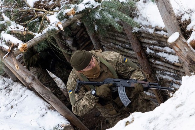 Binh sĩ Ukraine đến Ba Lan học chiến đấu trong mùa đông - Ảnh 1.