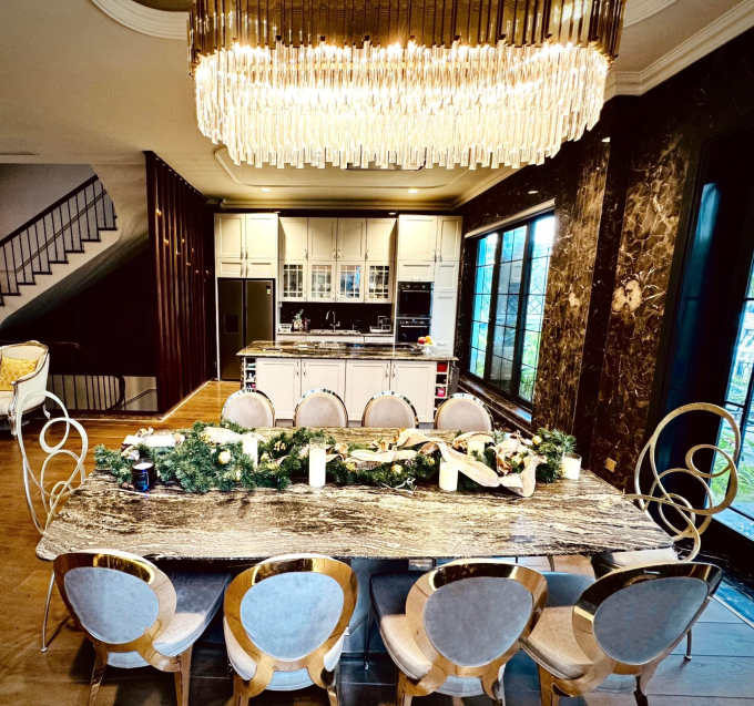 Sao nữ Vbiz khoe ảnh bên chồng đại gia hơn 12 tuổi, flex căn biệt thự triệu đô được trang hoàng Noel - Ảnh 5.