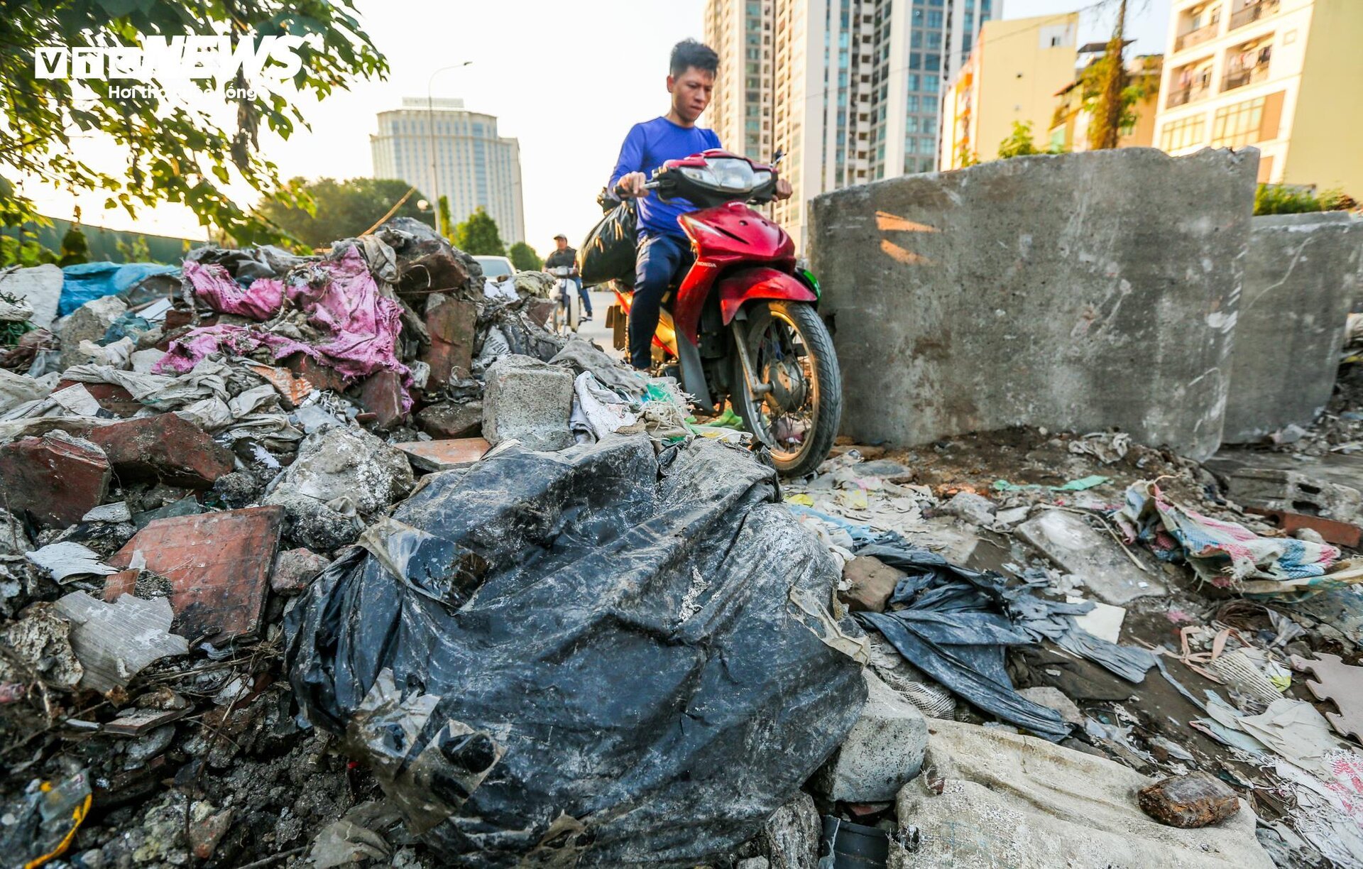 Hà Nội: Rác thải bủa vây tuyến đường 300 tỷ đồng bị chậm tiến độ - Ảnh 8.