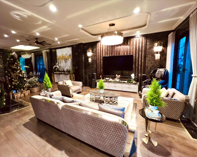 Sao nữ Vbiz khoe ảnh bên chồng đại gia hơn 12 tuổi, flex căn biệt thự triệu đô được trang hoàng Noel - Ảnh 3.