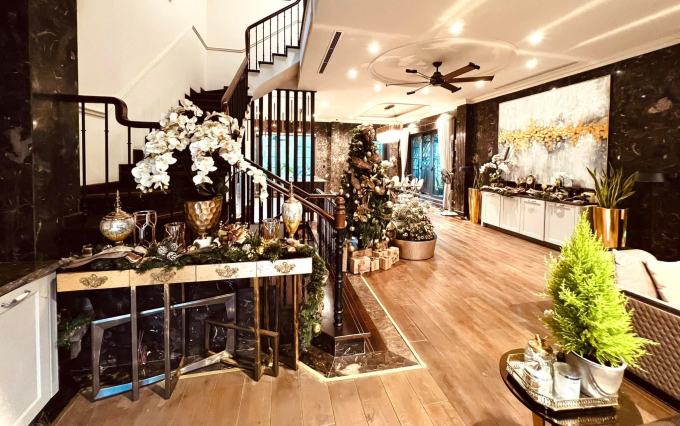 Sao nữ Vbiz khoe ảnh bên chồng đại gia hơn 12 tuổi, flex căn biệt thự triệu đô được trang hoàng Noel - Ảnh 2.