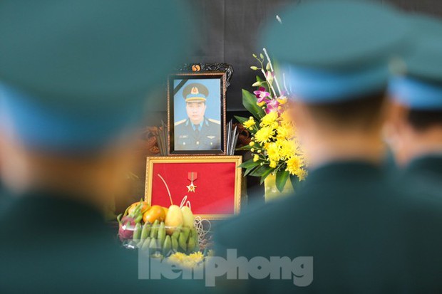 Xúc động lễ tang thiếu tá phi công Trần Ngọc Duy - Ảnh 12.
