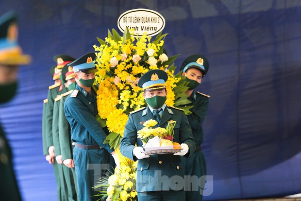 Xúc động lễ tang thiếu tá phi công Trần Ngọc Duy - Ảnh 3.