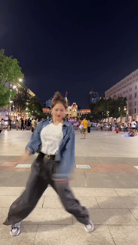 Chị đại Kpop nhà SM bất ngờ khoe vũ đạo cực ngầu tại phố đi bộ ở Việt Nam! - Ảnh 2.