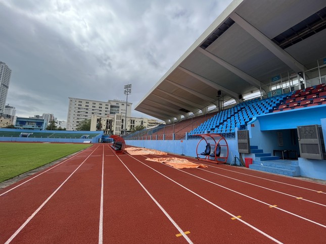 Sân Khánh Hoà thi đấu thiếu ánh sáng trong ngày khai mạc V-League 2023 - Ảnh 5.