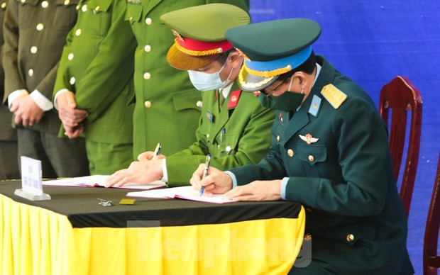 Xúc động lễ tang thiếu tá phi công Trần Ngọc Duy - Ảnh 9.