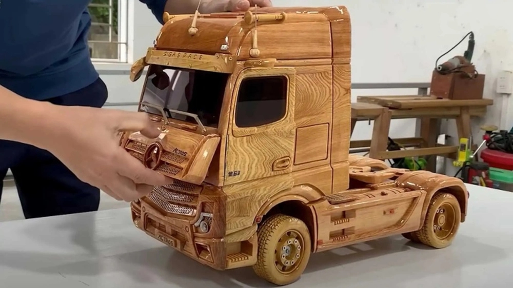 Mercedes-Benz Actros bằng gỗ tinh xảo của thợ Việt - Ảnh 1.