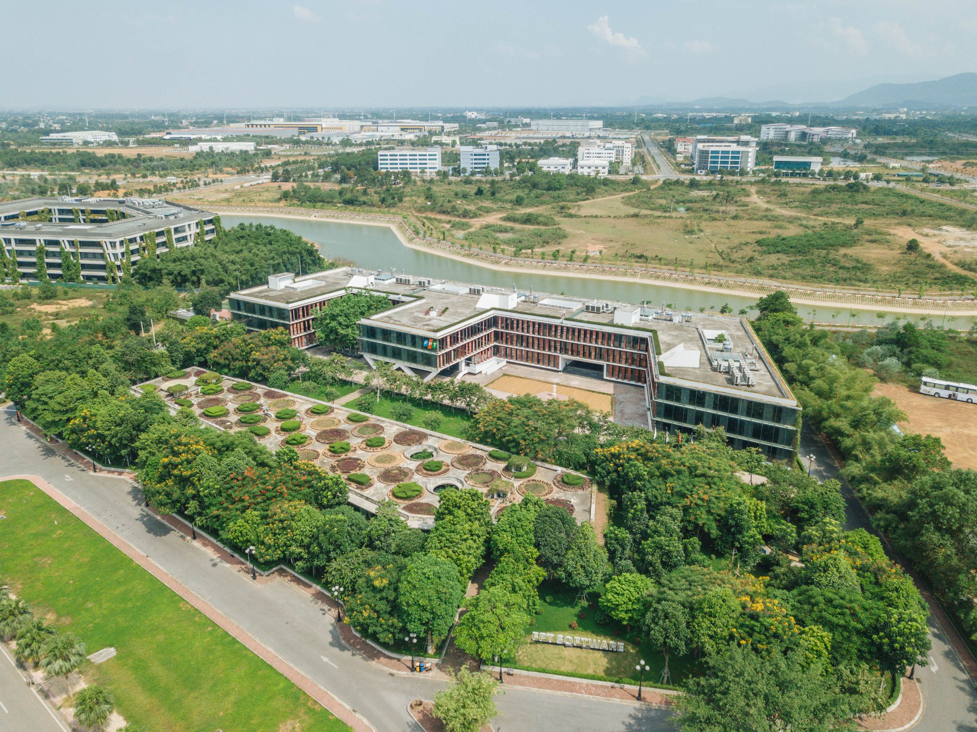 the-widest-university-the-largest-boulevard-and-a-series-of-billion