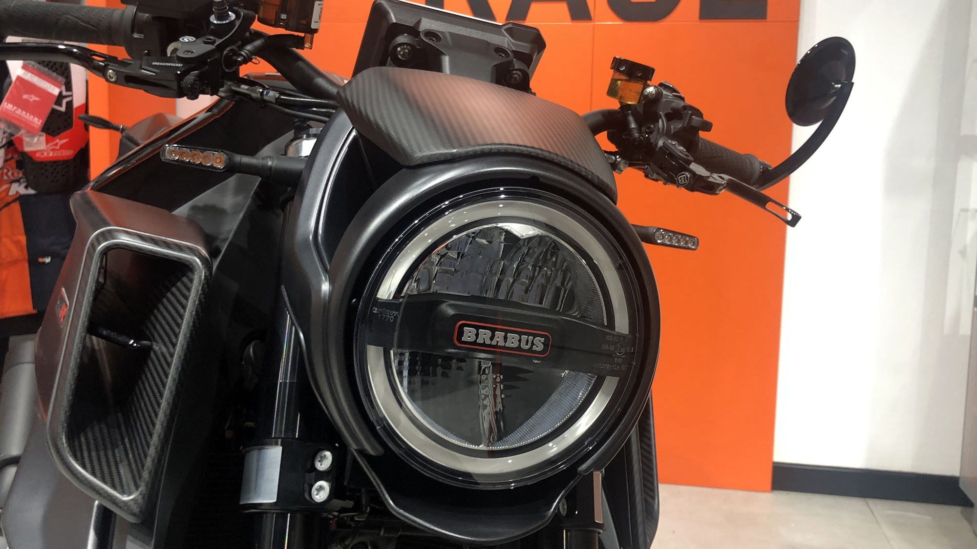 Thế giới 2 bánh: KTM Brabus 1300R xuất hiện tại Hà Nội, giá 2,2 tỷ đồng vẫn giữ nguyên - Ảnh 2.