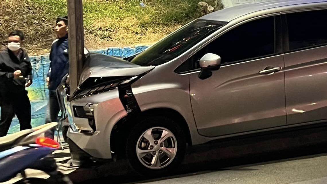 Đằng sau những bức ảnh TNGT: Bất cẩn, tài xế Mitsubishi Xpander hối hận vì thử sức với cột điện - Ảnh 4.