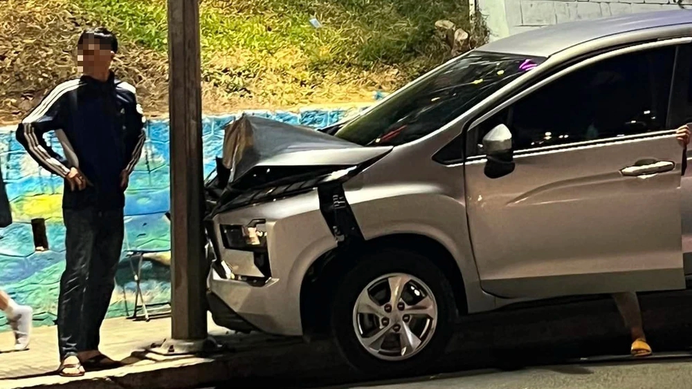 Đằng sau những bức ảnh TNGT: Bất cẩn, tài xế Mitsubishi Xpander hối hận vì thử sức với cột điện - Ảnh 3.